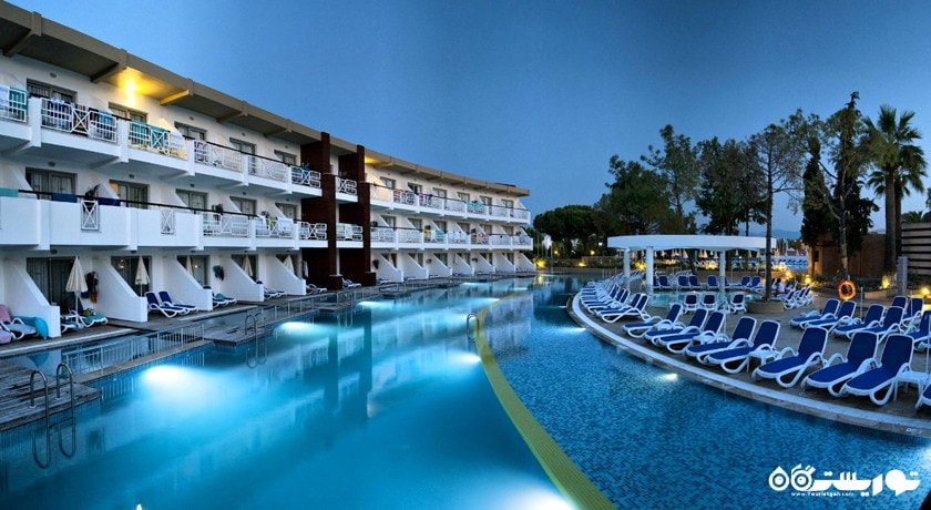 نمای استخر روباز و ساختمان هتل